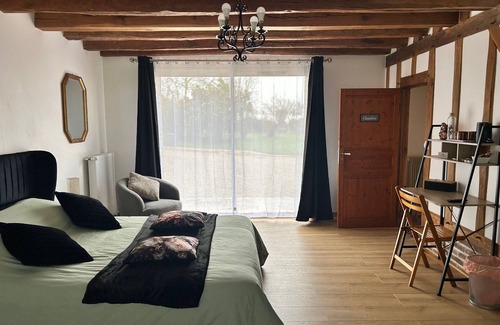 Chateaudun Bed & Breakfast | Room Léa in Châteaudun, PMR access, garden and pool