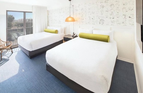 Venice Hotel | Room Near Beach Fun | Kitchen | Rooftop | Balcony | Free Breakfast