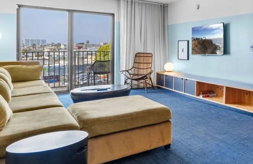 Venice Hotel | Room Near Beach Fun | Kitchen | Rooftop | Balcony | Free Breakfast
