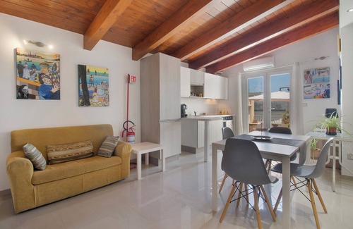 Terlizzi Apartment | Room 'Red' with Shared Terrace, Wi-Fi and Air Conditioning