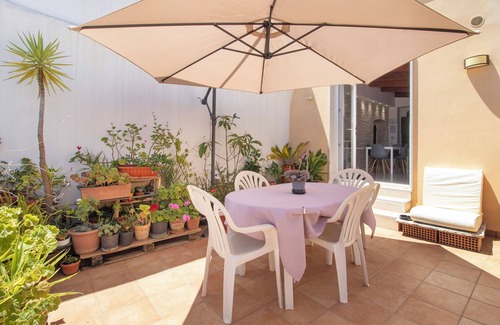 Terlizzi Apartment | Room 'Red' with Shared Terrace, Wi-Fi and Air Conditioning