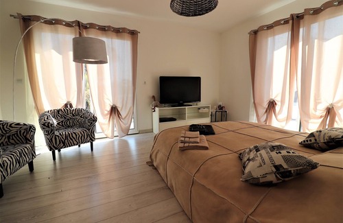 Le Thou Bed & Breakfast | Room rental for 2 people with disabled access, small dog accepted