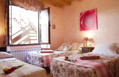 Castronuno House | Room 'Rosa' with Shared Garden and Wi-Fi