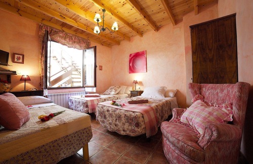 Castronuno House | Room 'Rosa' with Shared Garden and Wi-Fi