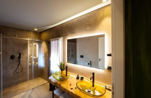Briatico Apartment | Room with jet tub