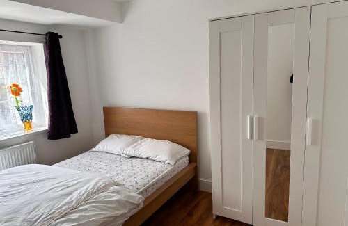 Sutton Central House | Room with Private Shower Facility