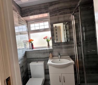 Sutton Central House | Room with Private Shower Facility