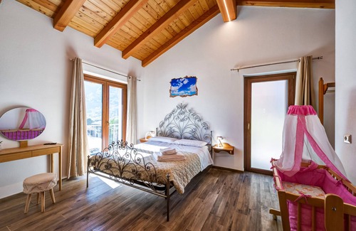 Donnas Bed & Breakfast | Room 'Zaffiro' with Mountain View and Wi-Fi