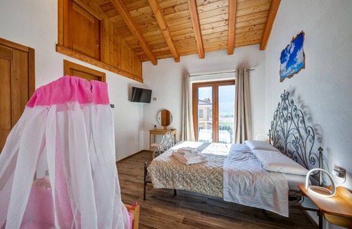Donnas Bed & Breakfast | Room 'Zaffiro' with Mountain View and Wi-Fi