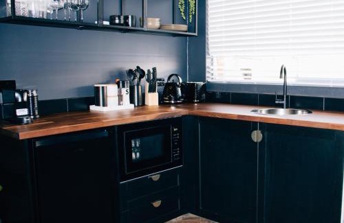 Leeton Apartment | Rooms of Renown - The Panaretto Parlour