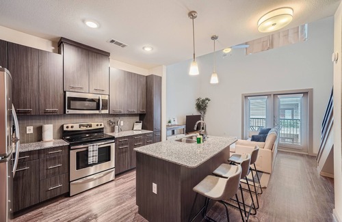Leander Apartment | Roomy 2B Loft Getaway | Sleeps 5 | Pool, Gym, Pkg, Pet Wash