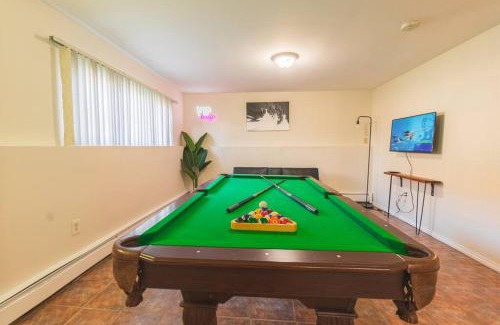 Revere Apartment | Roomy Boston 5BD-3BA-Pool Table-Free Parking