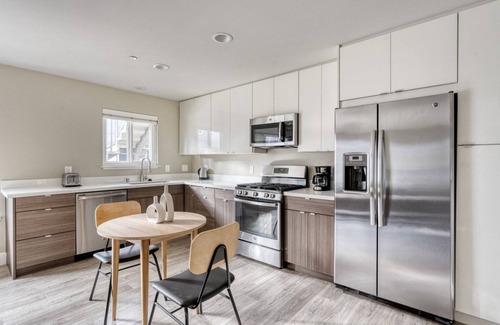 Campbell Apartment | Roomy Campbell 1BR w/Gym, Pool & Hot Tub, walk to WF & TJ, by Blueground