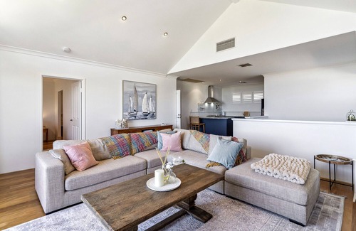 Falcon House | Roomy Holiday House Perfect for Families - Across from a Beautiful Beach!