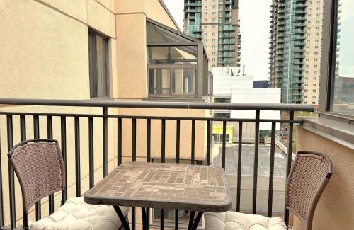 Beltline Apartment | Roomy Top Floor at Stampede w Free Parking and AC
