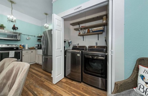 Prairie Lea House | RoosterHouse Countryside Pecan Farm 6ac SanMarcos