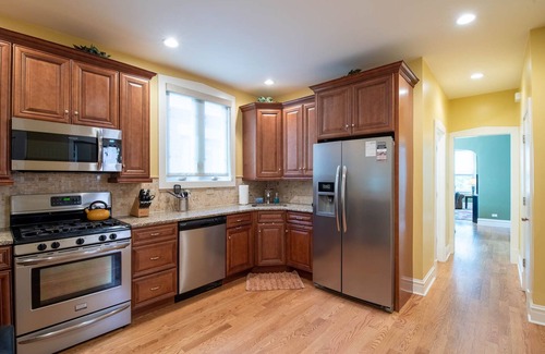 Roscoe Village Apartment | Roscoe Village- Only steps to cute shops & dining! Sleeps 4-6