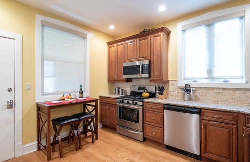 Roscoe Village Apartment | Roscoe Village- Only steps to cute shops & dining! Sleeps 4-6