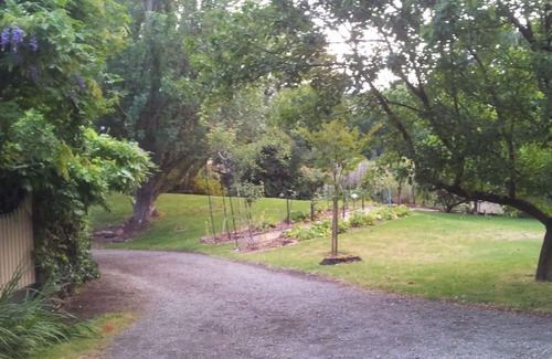 Dixons Creek Cottage | ROSE AT LEAFIELD COTTAGES