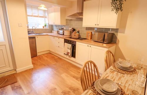 South Cave Cottage | ROSE COTTAGE, pet friendly, with a garden in South Cave