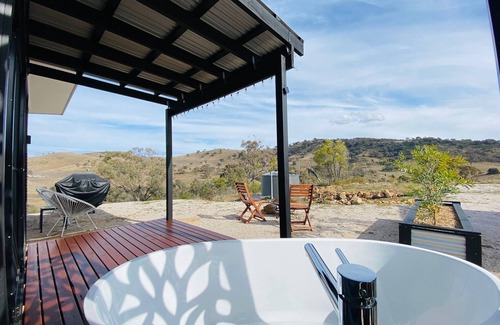Grattai Cabin | Rose Quartz - Scenic outdoor bath ideal for a romantic couples weekend!