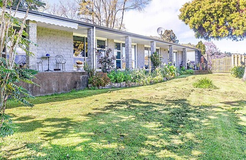 Takaka House | ROTOTAI RETREAT - TAKAKA HOLIDAY HOME, with a garden in Takaka