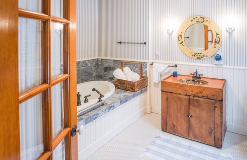 Red Wing Bed & Breakfast | Round Barn Farm B & B Event Center