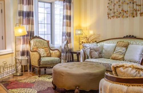 Brampton House | Royal Luxury Central Home with Gazebo By Toronto