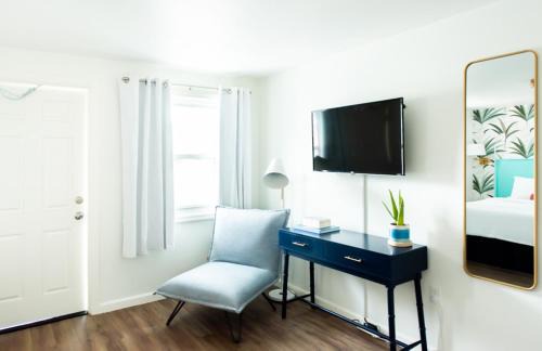Savannah Beach Hotel | Royal Palms Motel