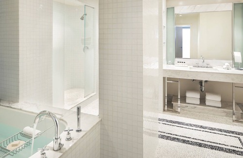Norma Triangle Hotel | Royal Vista Suite at The London West w/Rooftop Pool Near Beverly Hills