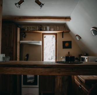 Potec Ski Chalet | Roztomilá a utulná chata Azzy na samotě v lese.
