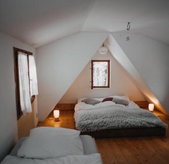 Potec Ski Chalet | Roztomilá a utulná chata Azzy na samotě v lese.