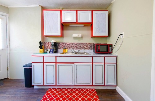 Cleveland House | Rubi Lounge: Cozy 2BR Lower Unit | Patio, Porch & Parking 8 Mins to Downtown
