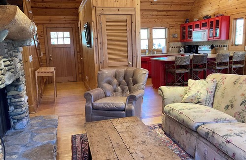 Wiley Cottage | Ruby - A Lovely Cottage in the Woods with Mountain Scenery