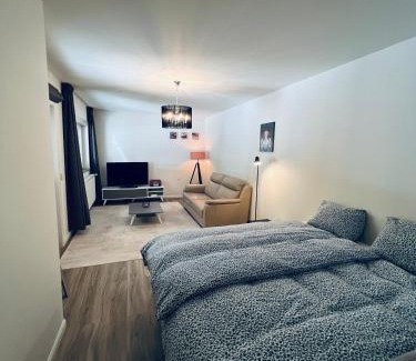 Genk House | Ruime suite met privé ingang en badkamer