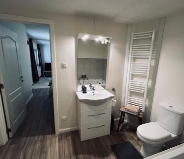 Genk House | Ruime suite met privé ingang en badkamer