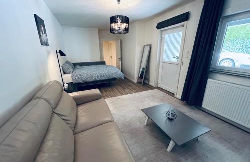 Genk House | Ruime suite met privé ingang en badkamer
