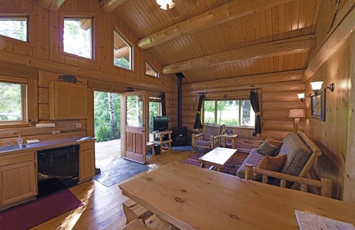 Winthrop Cabin | Running Wolf Cabin – 2 BR w/trail access, pool/hot tub