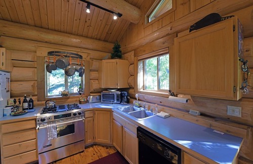 Winthrop Cabin | Running Wolf Cabin – 2 BR w/trail access, pool/hot tub