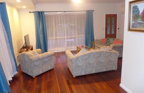 Mount George Apartment | Rural Ambience with Netflix
