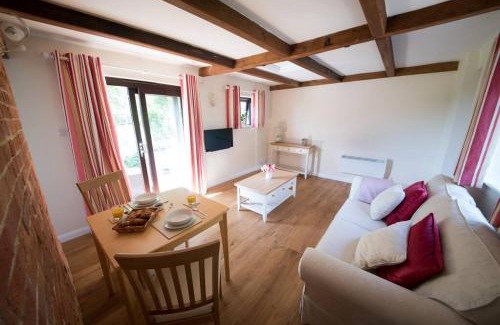 Abbess Roding House | Rural cottage with swimming pool!