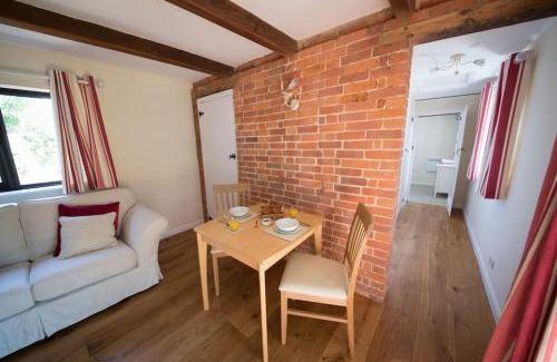 Abbess Roding House | Rural cottage with swimming pool!