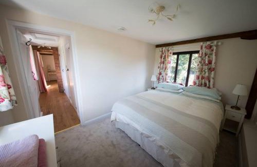 Abbess Roding House | Rural cottage with swimming pool!