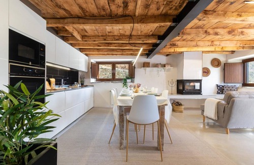 Mollo House | Rural House 'El Roure' with Mountain View, Private Pool and Wi-Fi