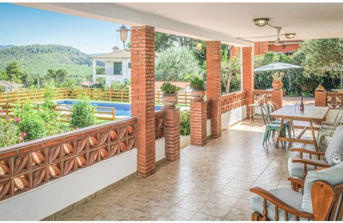 Avinyonet del Penedes House | Rural house touching the garraf natural park