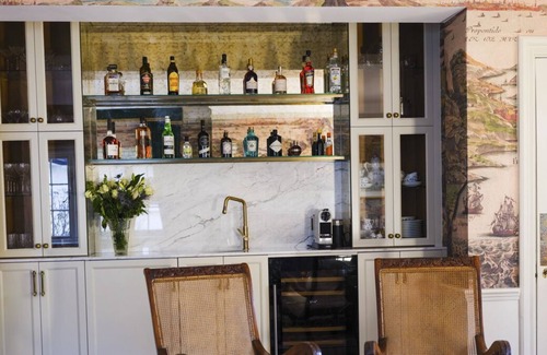 Godalming Villa | Ruskin Manor - Eight Bedroom Villa, Sleeps 15