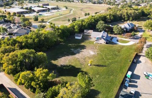 McKinney House | Russwood Acres Estate ft Gym Cinema Pool Table