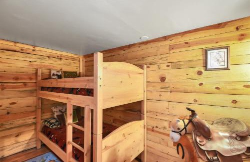 Parks Villa | Rustic Adventure w Historic Log Cabin Forest Views 20 minutes from Flagstaff Now with Wi-Fi