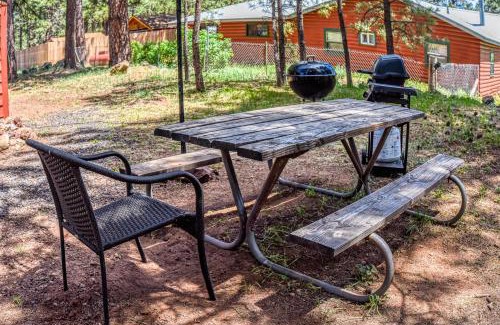 Parks Villa | Rustic Adventure w Historic Log Cabin Forest Views 20 minutes from Flagstaff Now with Wi-Fi