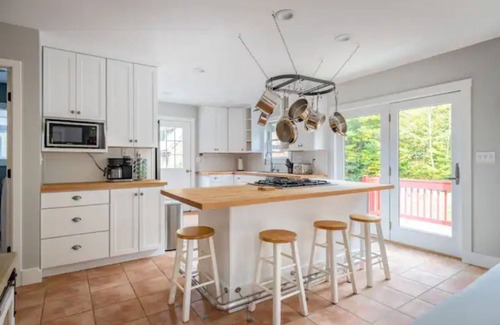 Elkins House | Rustic Big Red Cottage near Sunapee